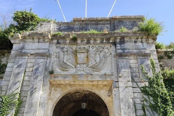 Balade à la Citadelle du Château-d&rsquo;Oléron : remparts historiques et cabanes d&rsquo;artistes