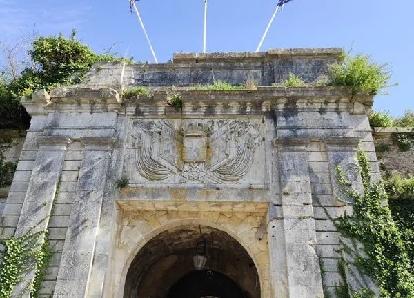 Porte en pierre de la citadelle du Château-d’Oléron, trois drapeaux au sommet