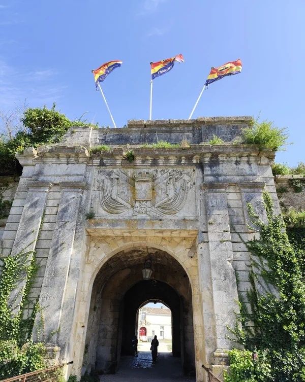 Balade à la Citadelle du Château-d&rsquo;Oléron : remparts historiques et cabanes d&rsquo;artistes