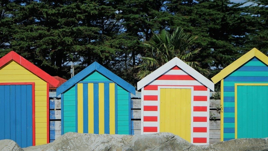 Rangée de cabanes de plage aux façades vivement colorées