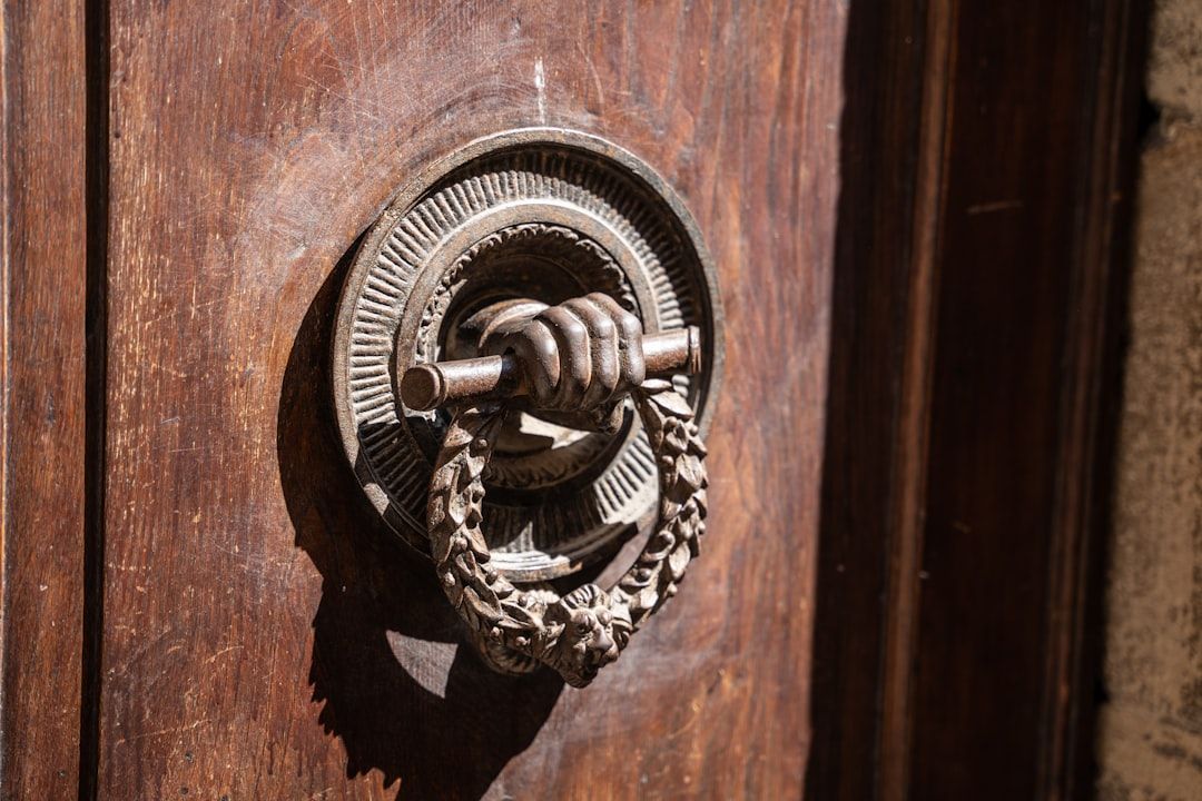 Laiton, bois, porcelaine : quels boutons de porte choisir pour donner du cachet à votre intérieur ?